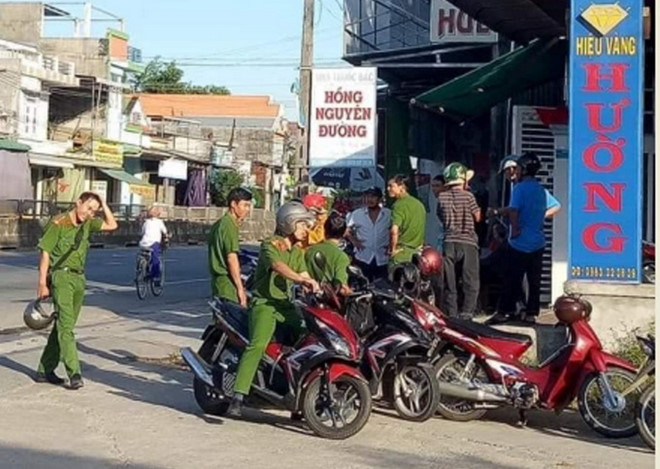 Quảng Ngãi: Em trai mang xăng đốt tiệm vàng của anh ruột