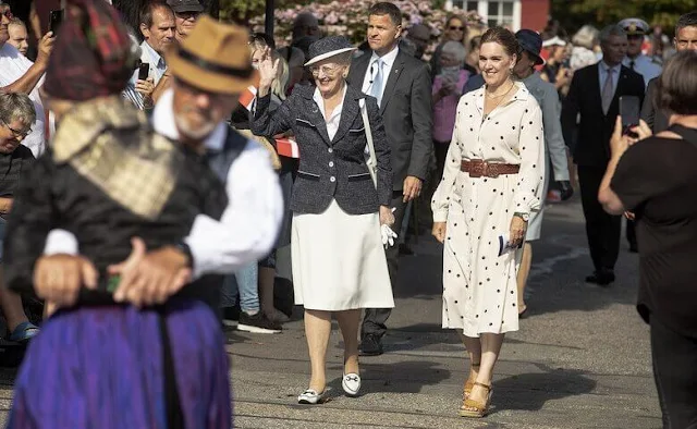 the Queen was welcomed by the mayor of Fanø municipality, Sofie. Queen visited Denmark's smallest orphanage Bakskuld