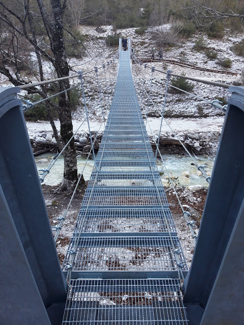L'attraversamento del torrente Fondillo sul ponte di ferro