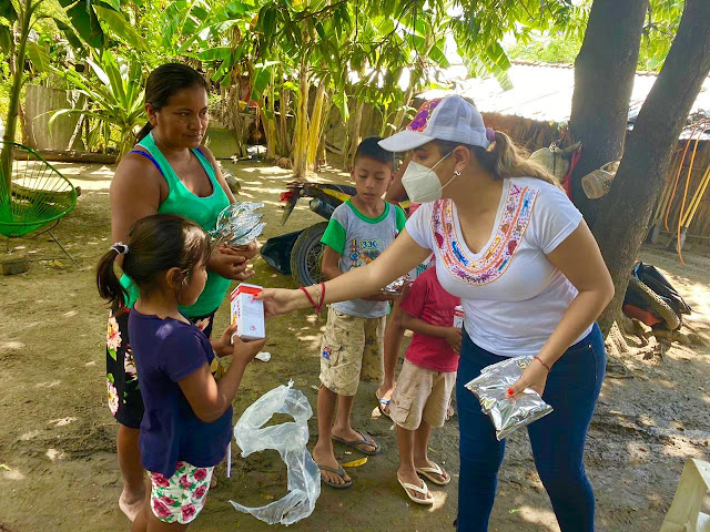 Entrega DIF Municipal canastas básicas de víveres en comunidades y colonias de Pinotepa Nacional Entrega DIF Municipal canastas básicas de víveres en comunidades y colonias de Pinotepa Nacional
