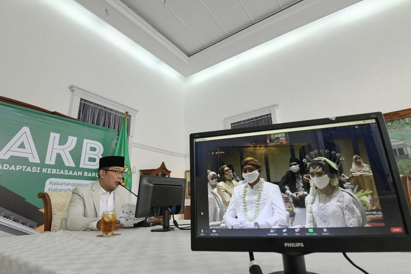Ridwan Kamil Pantau AKB Resepsi Pernikahan di Hotel via Video Conference