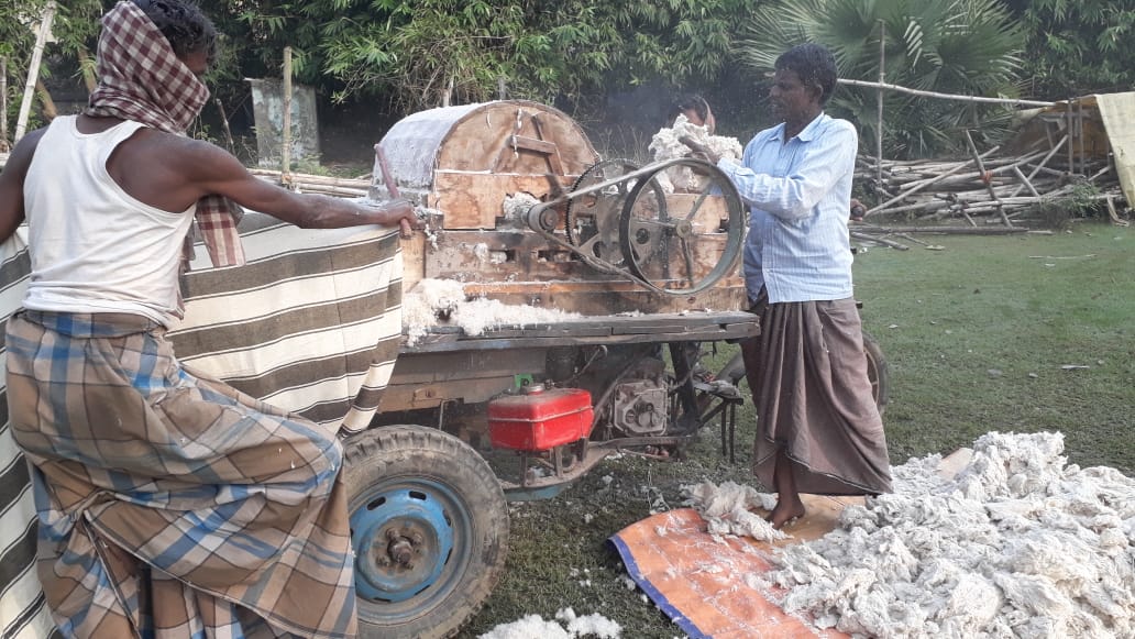 শীতের আগমনে কাটোয়ার বিভিন্ন গ্রামে লেপ-তোষক বানাতে ব্যস্ত কারিগররা 1 শীতের আগমনে কাটোয়ার বিভিন্ন গ্রামে লেপ-তোষক বানাতে ব্যস্ত কারিগররা