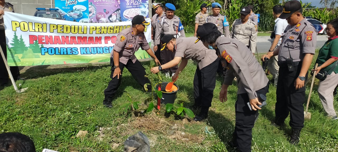 Cegah Abrasi, Kapolres Klungkung Ajak Warga Hijaukan Pesisir Pantai Lepang