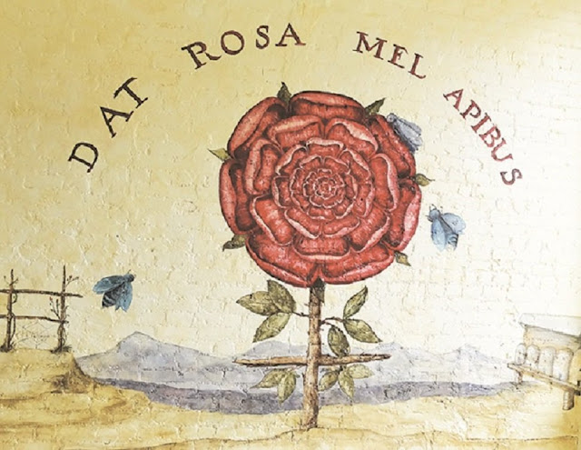 (DAT ROSA MEL APIBUS  «Роза дает пчелиный мед»  Оригинальный девиз, найденный в гравюре  (возможно) Иоганна Тедора де Бри (ум. 1598).