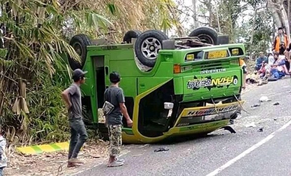 Mobil Terbalik di Tikungan Purbayani, Kecamatan Caringin-Garut