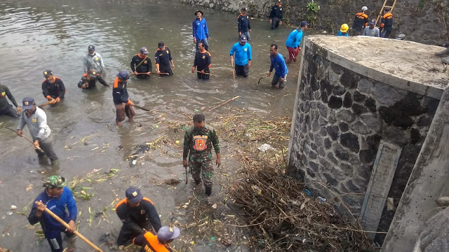 Antisipasi Banjir, Babinsa Bersama Relawan Bersihkan Sungai