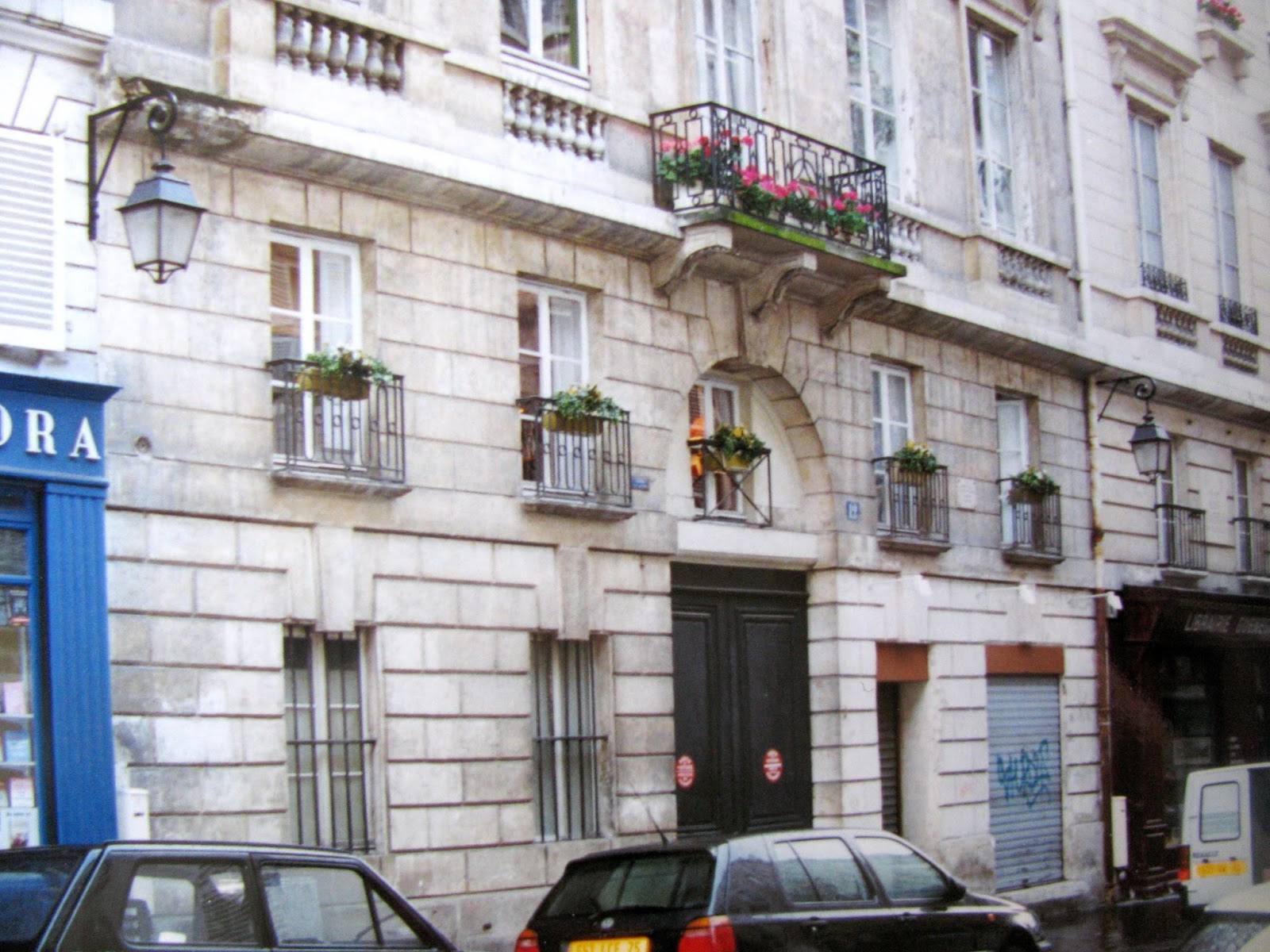 One of my Favorite Spots in Paris: the Shakespeare and Company Bookstore –  Living Frenchly