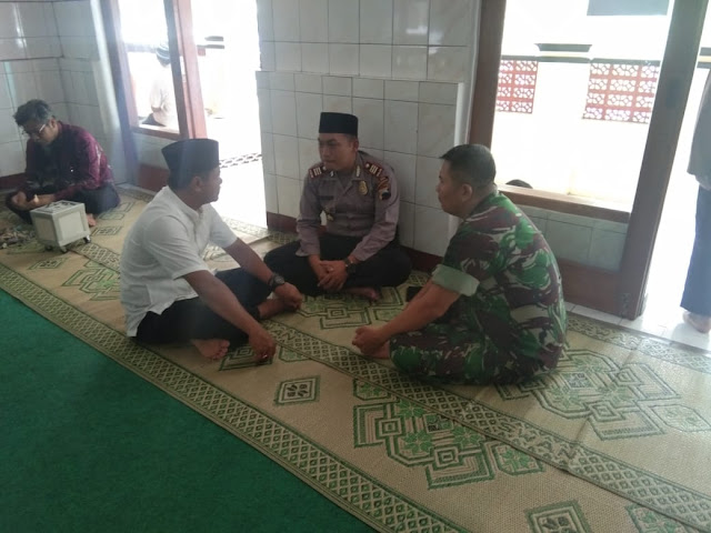 Kodim Karanganyar - Bersama Forkopimca Babinsa Koramil 05 Mojogedang Melaksanakan Sholat Jum'at Berjamaah