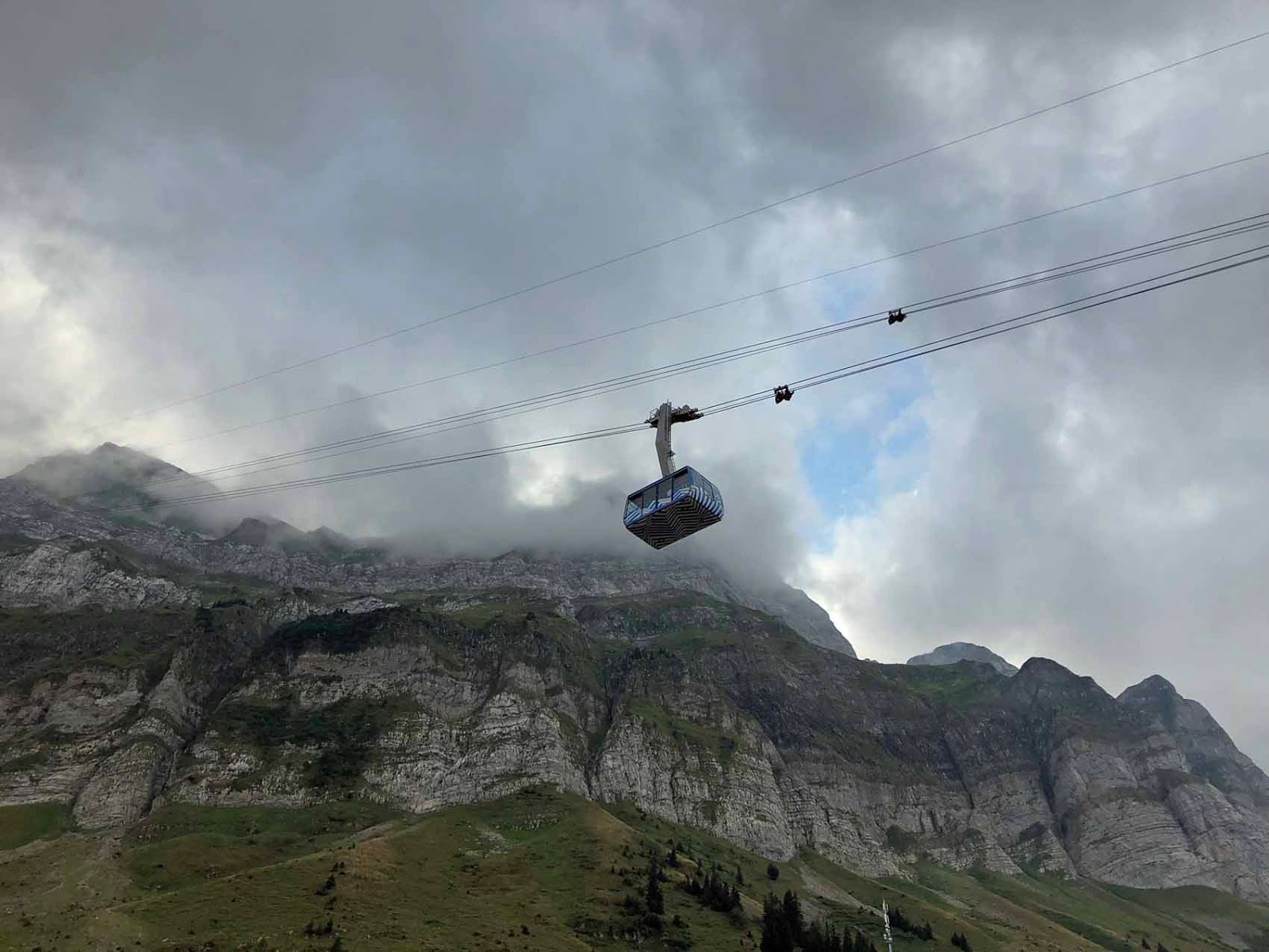 Säntiksen vuorenseinämät olivat yhdet upeimmista näkemistämme Säntiksen vuorenseinämät