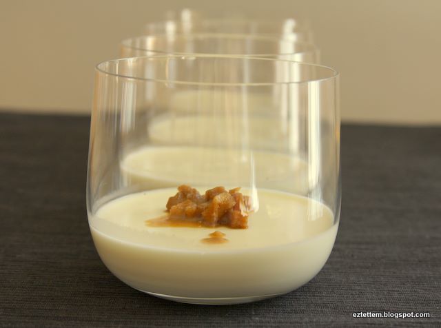 panna cotta babérlevéllel és sós-karamellás almával