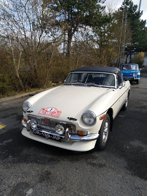 voiture ancienne de course MG MGC avec sticker rallye Monte Carlo