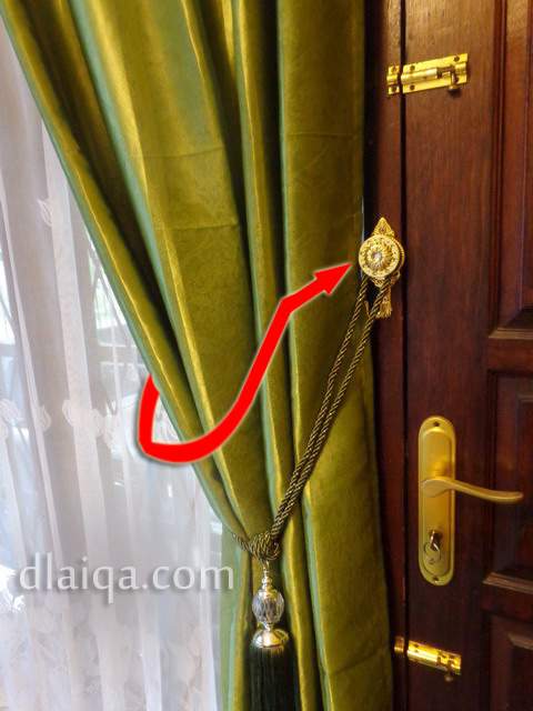 D Laiqa Arena Memasang Gorden Smoke Ring Minimalis