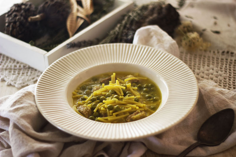 Fideos con salchichas frescas y guisantes