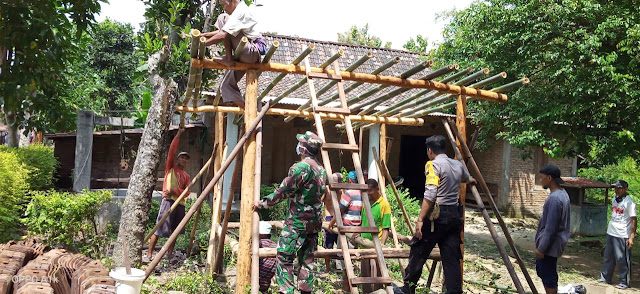 Wujudkan Lingkungan Kondusif, Babinsa Cepoko Bantu Warga Bangun POS Kamling