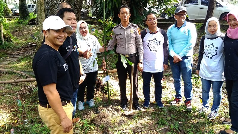 Di acara Aksi Sapta Pesona ini Genpi Pekanbaru Menanam Pohon di Taman Hutan Kota, kegiatan ini adalah gerakan sadar wisata yang harus kita lakukan selalu