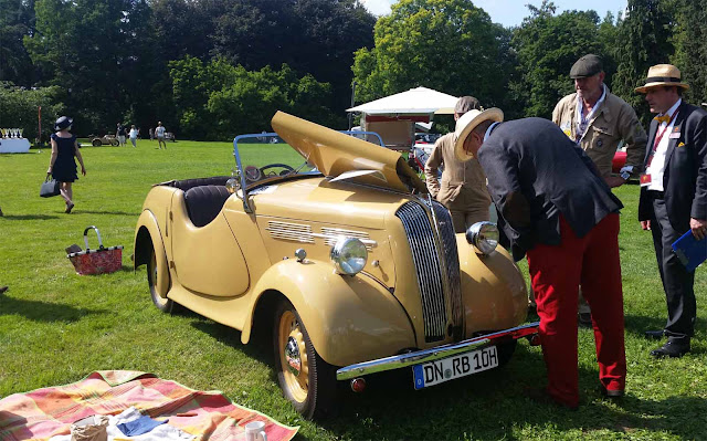 Die Jury bewertet den Fahrzeugzustand und schaut unter die Motorhaube auf dem 1. Fashion Award auf Schloss Merode Jury bewertet den Fahrzeugzustand auf dem 1. Fashion Award auf Schloss Merode