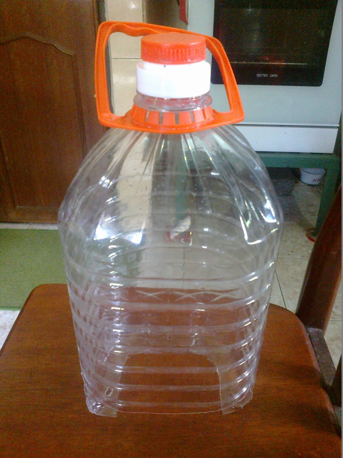 cik azz DIY Cat feeder from a plastic bottle.