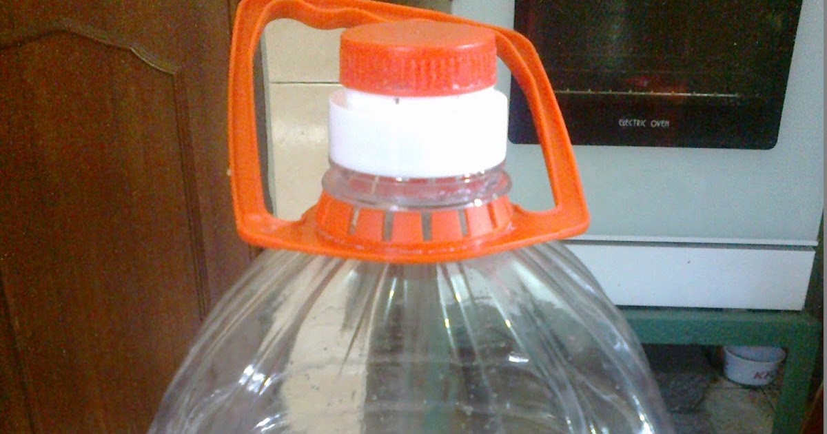 cik azz DIY Cat feeder from a plastic bottle.