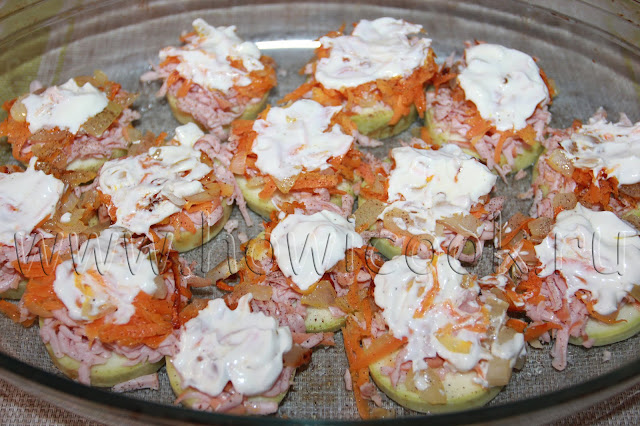 рецепт кабачков, запеченных с колбасой и сыром в духовке с пошаговыми фото