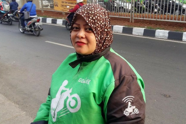 Hidup Memang Keras, Ibu ini Menjadi Bukti Bahwa Perempuan Bukanlah Sosok yang Lemah Hidup Memang Keras, Ibu ini Menjadi Bukti Bahwa Perempuan Bukanlah Sosok yang Lemah