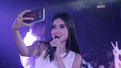 Nella Kharisma - Banyu Tibo Lirik Lagu Nella Kharisma - Banyu Tibo