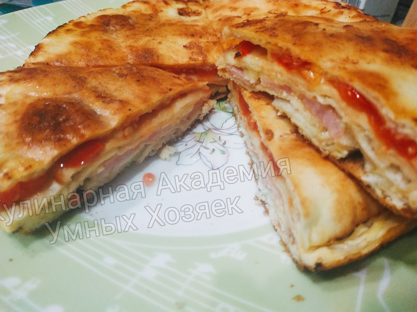 Пирог из лаваша с сыром и ветчиной на сковороде