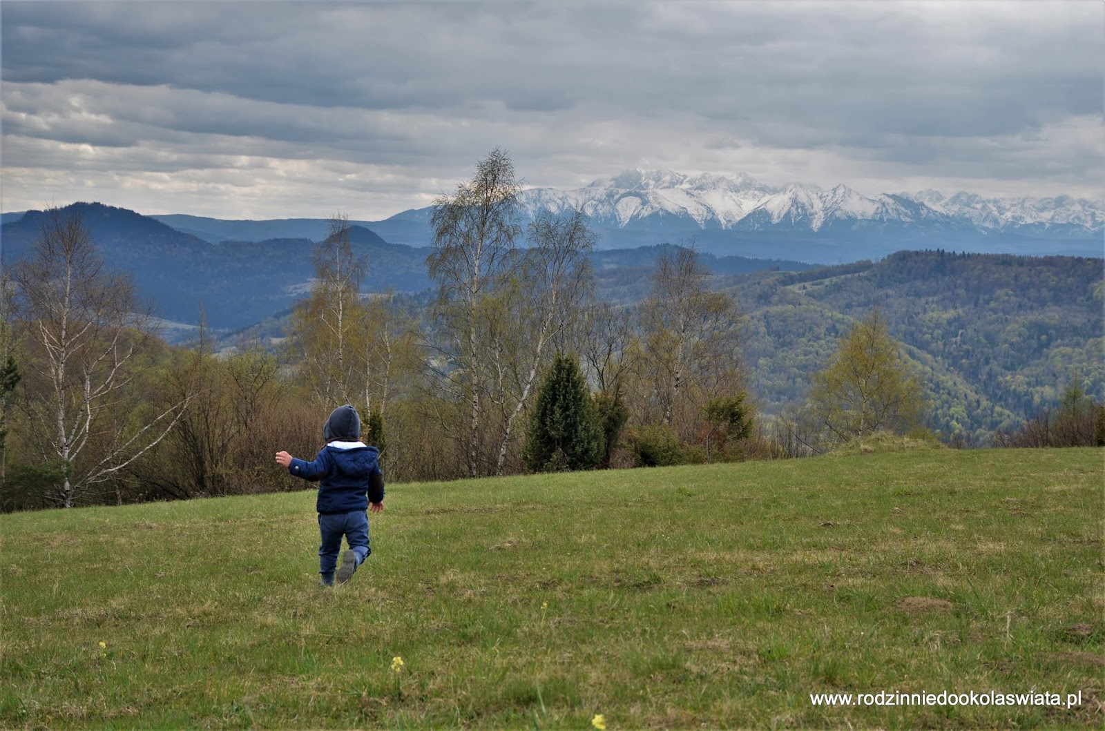 Wieża widokowa na Koziarzu z Tylmanowej Beskid Sądecki z dziećmi