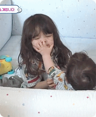 슈퍼맨이 돌아왔다 - 울산 박주호 선수 딸 나은이 선발 데뷔전 움짤.gif | 인스티즈