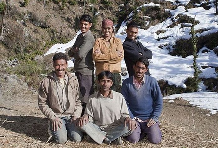 Rajo Verma bersama kelima suami sekaligus saudara kandungnya. Cover Asia Press/Shariq Allaqaband