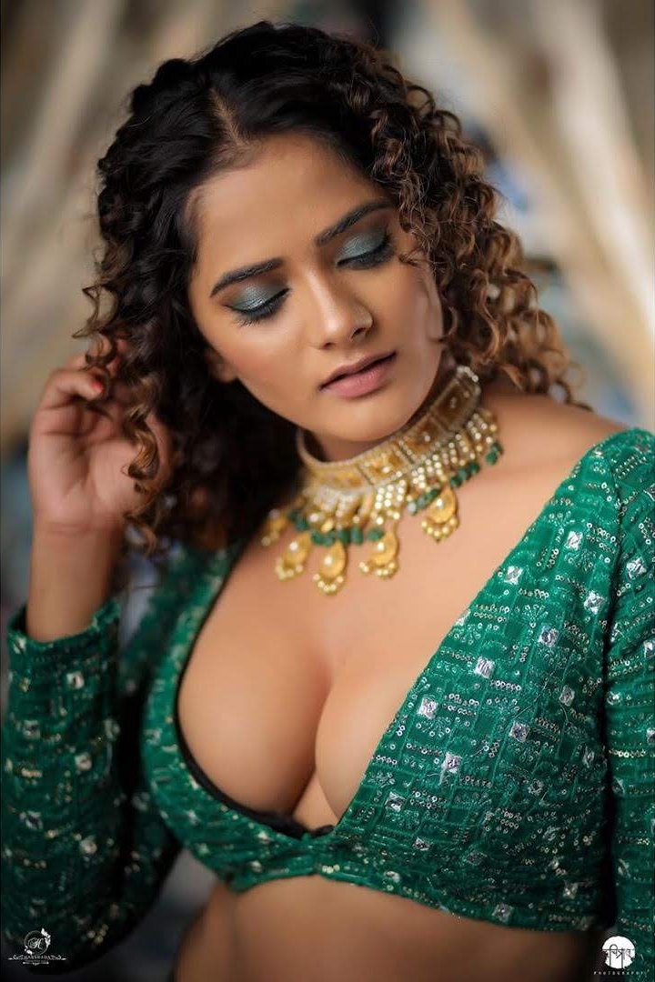 Shruti Marathe Nude - Bhagyashree Mote sets fire on Internet with deep neck dress - à¤®à¤°à¤¾à¤ à¥€shoots