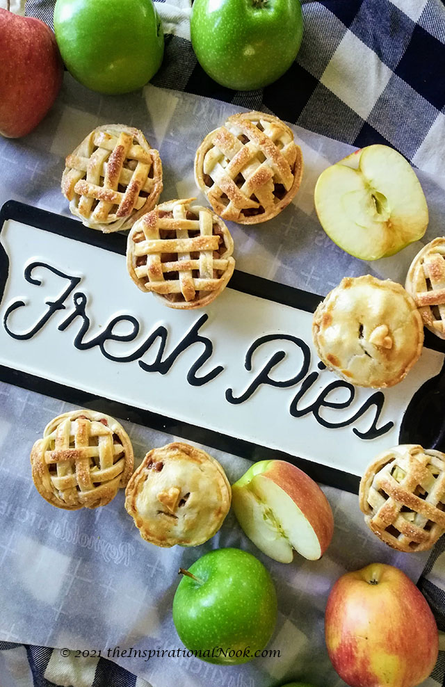 miniature apple pies, small apple pies, little apple pies, mini apple tartlets, small apple pie tarts