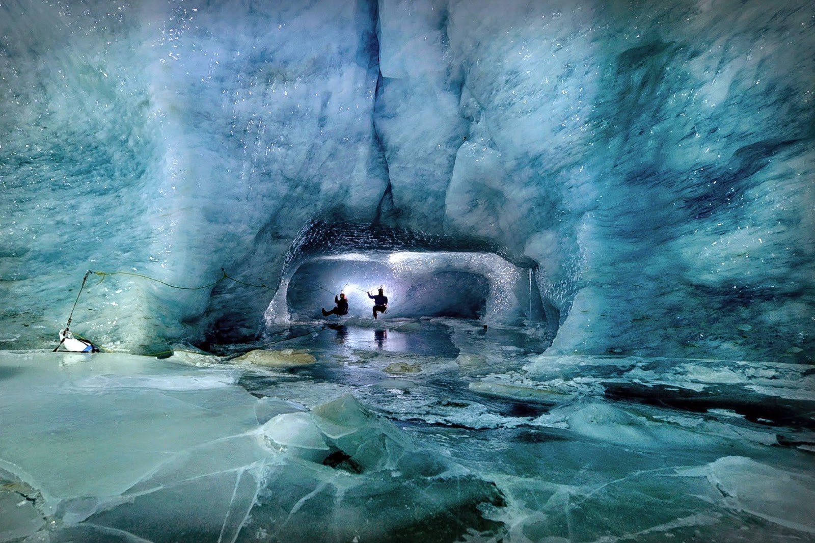 Почему в пещерах холодно. Робби Шон пещерный фотограф. Робби Шон пещеры. Ледяной грот Церматт. Ледяные пещеры Менденхолл.