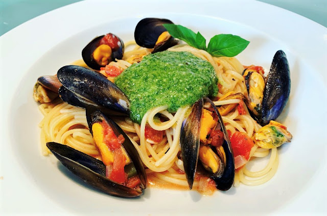 Spaghetti with Mussels, Tomato Sauce & Pesto