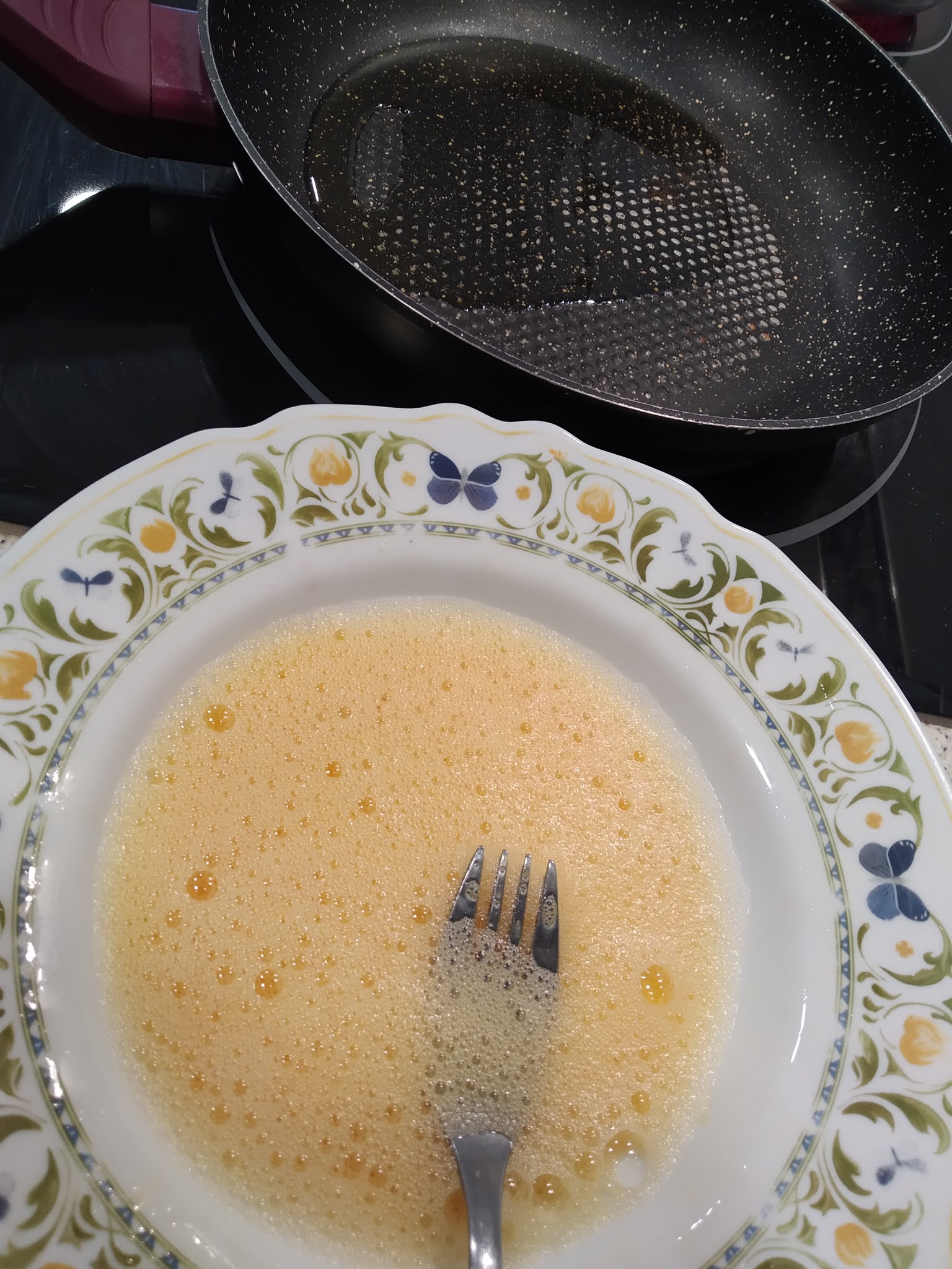 CROQUETAS DE TORTILLA DE HUEVO CON ESPÁRRAGOS TRIGUEROS, GAMBAS Y JAMON AL ESTILO DE KGB MALAGA