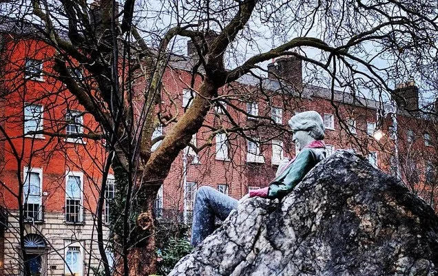 Dublin in a day itineraries: Oscar Wilde statue in Merrion Square