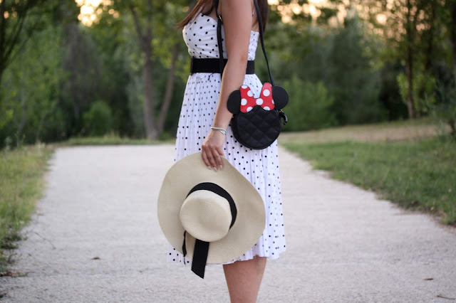 Bianco con pois in nero, un cappello e la borsa con Minnie!