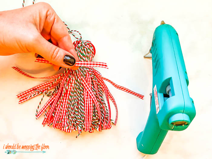 How to Make Christmas Tassels i should be mopping the floor