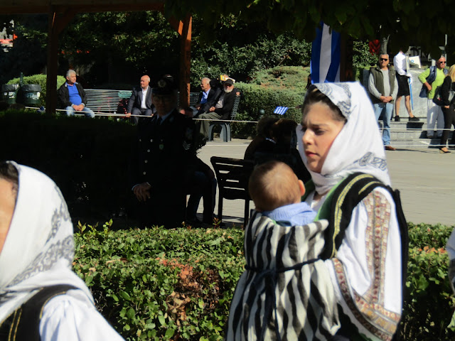 Στρατιωτικός παρέλασε με το… μωρό της στα Τρίκαλα (φώτο)