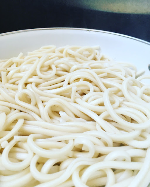 Udon noodles con vegetales al wok