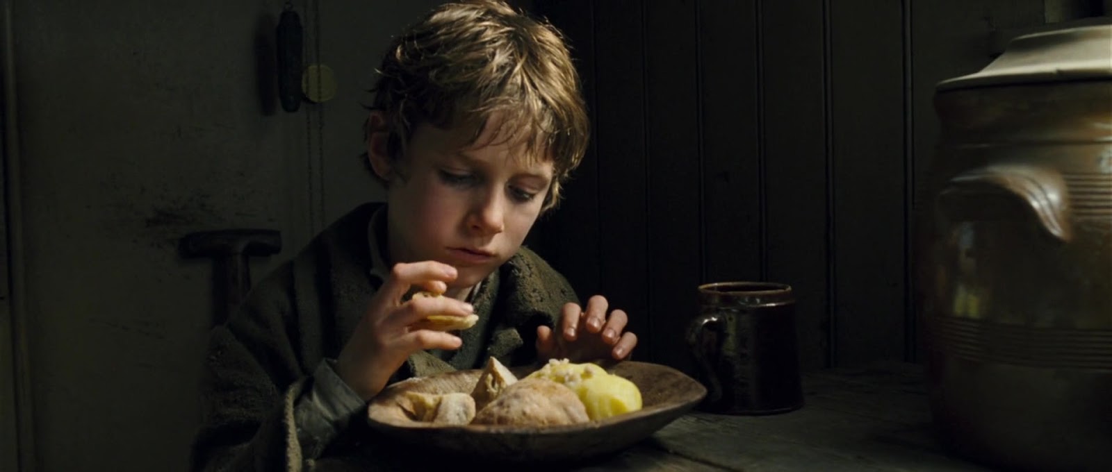 Браунлоу оливер твист. Мистер браунлоу оливер твист. Оливер три 2005. Оливер твист плут. Оливер твист / oliver twist (2005).