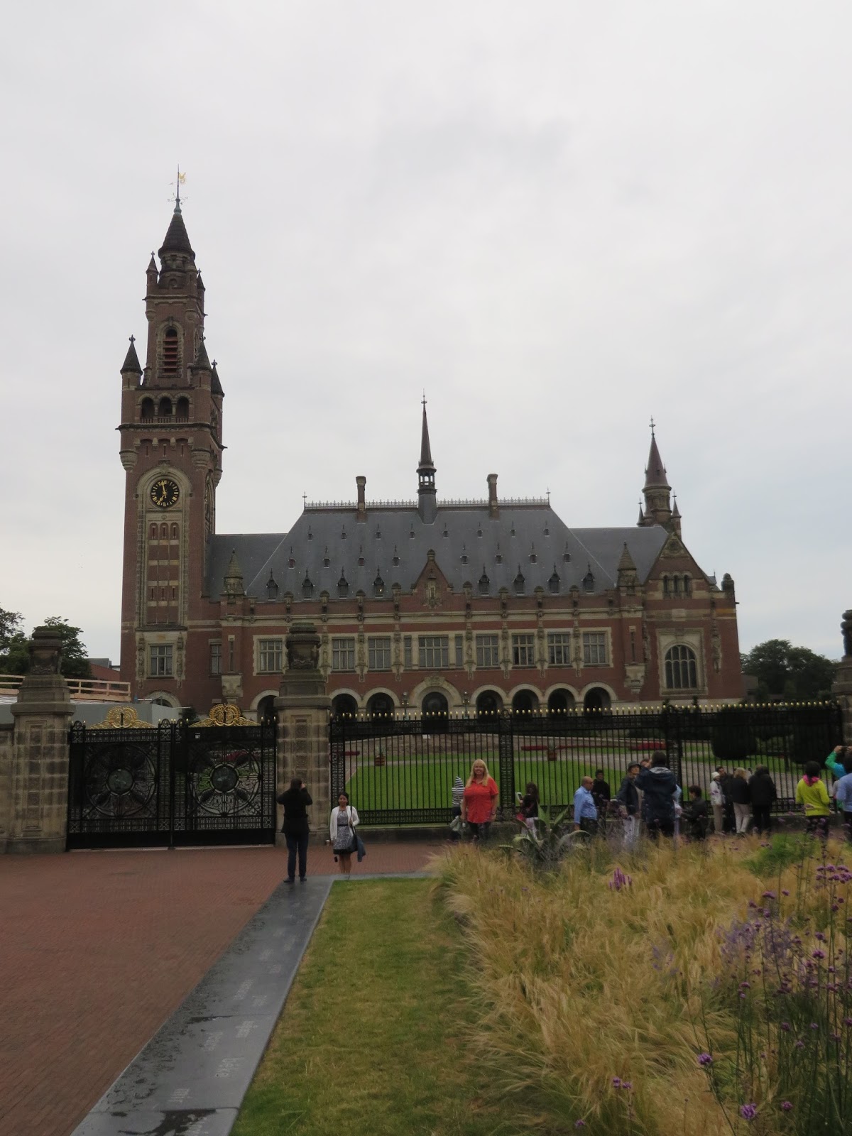 Резиденция голландских королей в гааге. Дворец правосудия в гааге. Дворец бинненхоф в гааге. Цветок ронгендорн гаага. Гаага выдал.