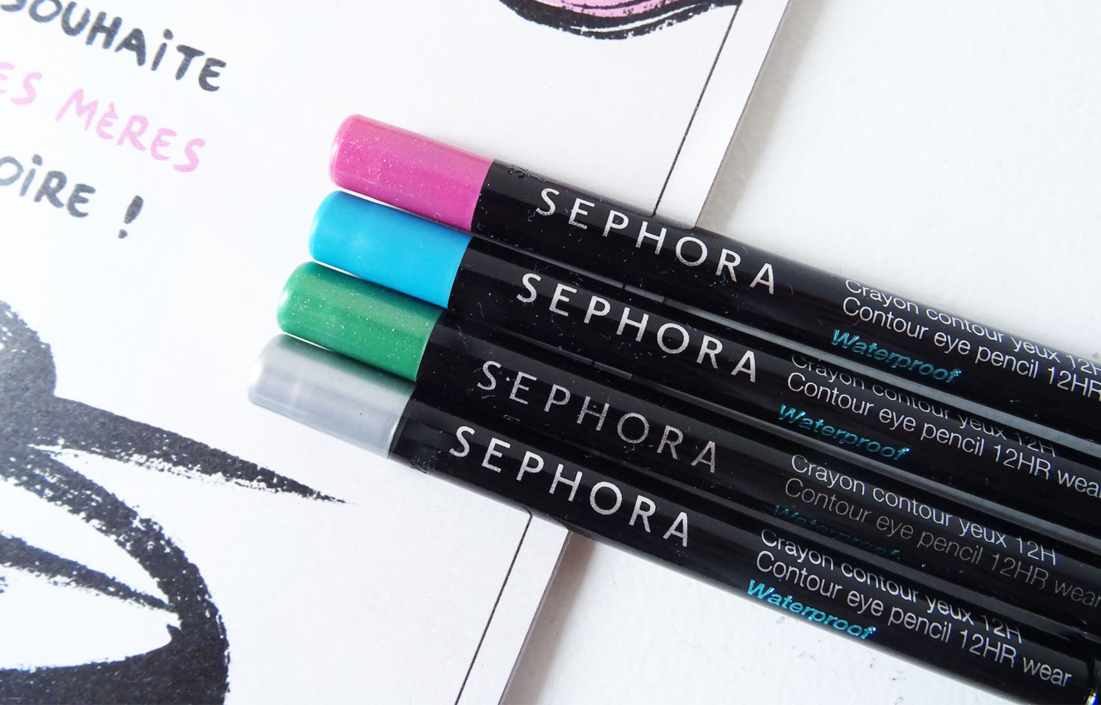 Un regard coloré avec les crayons contour yeux 12h waterproof de