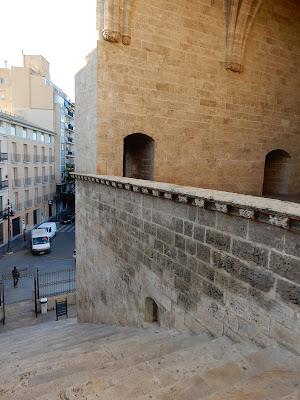 セラノスの塔(Porta de Serrans)入り口の階段