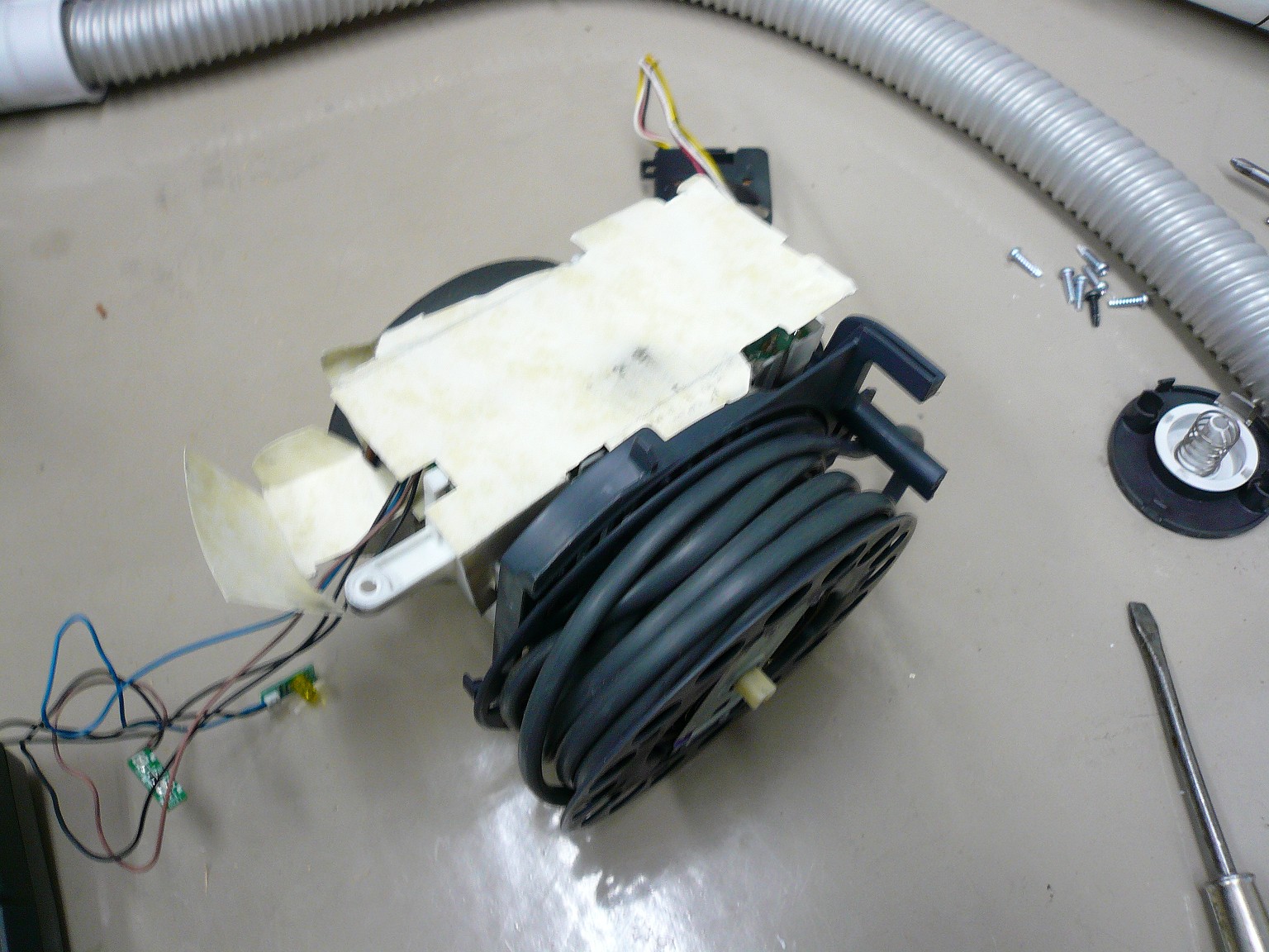 Panasonic 掃除機、3年で壊れたけど・・・こんなところが原因だなんて。VET'S ELECTRONICS LABO 獣医さんの電子工作とパソコン研究室Ⅱ Panasonic 掃除機、3年で壊れたけど・・・こんなところが原因だなんて。VET'S ELECTRONICS LABO 獣医さんの電子工作とパソコン研究室Ⅱ