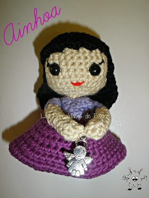 muñeca amigurumi realizada a crochet con dije de angeelito