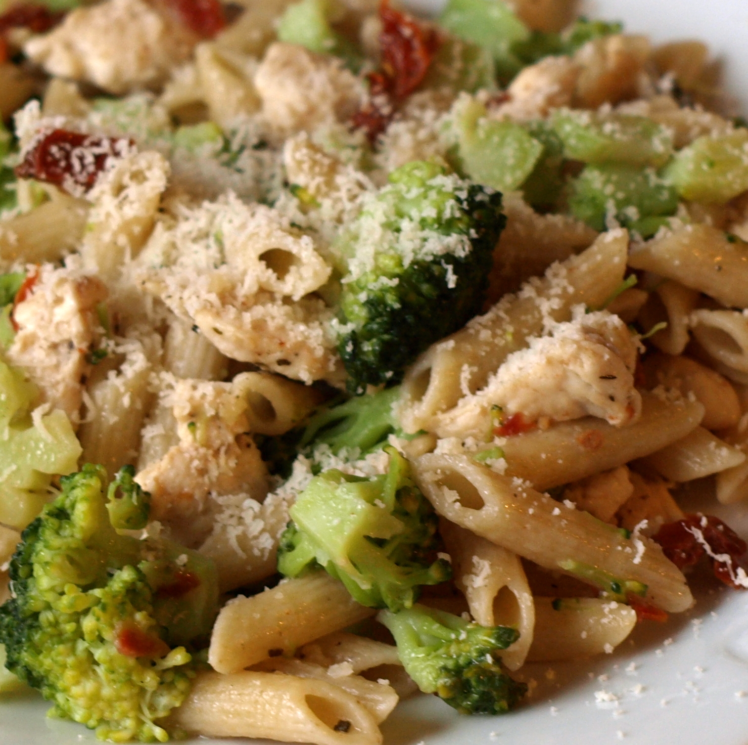 caiet cu retete Paste cu broccoli si piept de pui