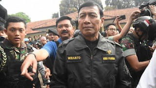 Pakai Jaket Bomber, Wiranto Tinggalkan RSPAD Gatot Soebroto 