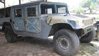 ... adalah contoh modifikasi mobil biasa menjadi Hummer dari Jogjakarta