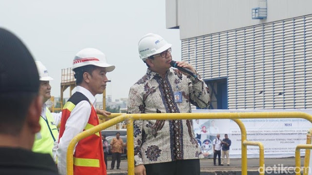 Didampingi Luhut-Prabowo, Jokowi Tinjau Kapal Selam Alugoro-405 di PT PAL