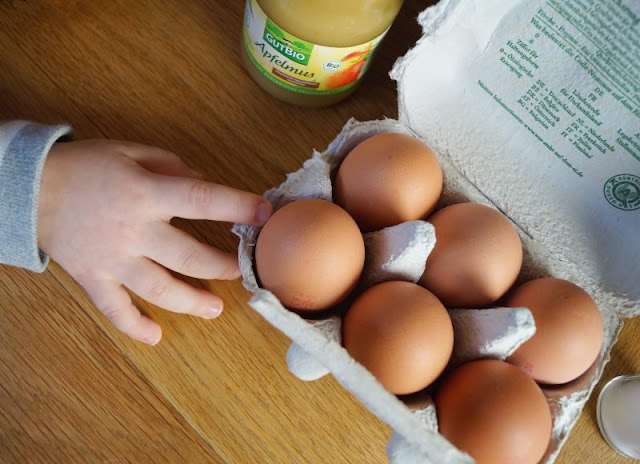 Rezept: Einfache Pfannkuchen für Kinder. Eierpfannkuchen, die ganz einfach gelingen und die Ihr mit lecker Apfelmus oder aber Schinken genießen könnt!